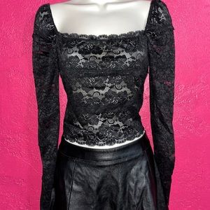 NWT Guess romantic feminine black stretch lace off the shoulder top. Sz small